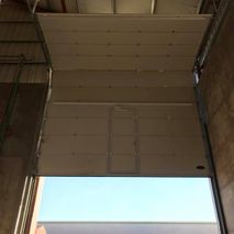 Aluminios Ángel puerta de garaje abierta