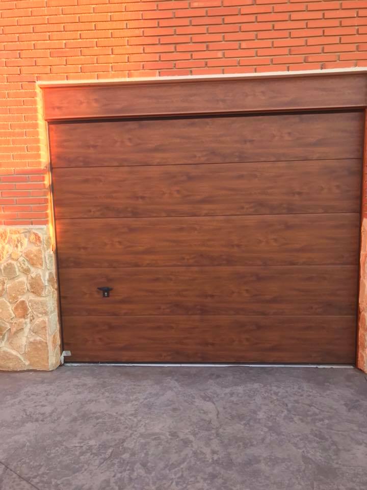 Aluminios Ángel puerta de garaje de madera